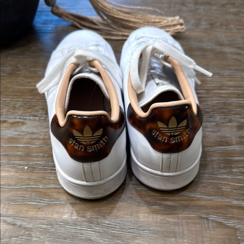 Adidas White Leather Sneakers Minimalist Design unisex 8.5 Gently used. - Picture 6 of 6